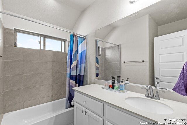 Listing photo id 15 for 423 Bridle Trl