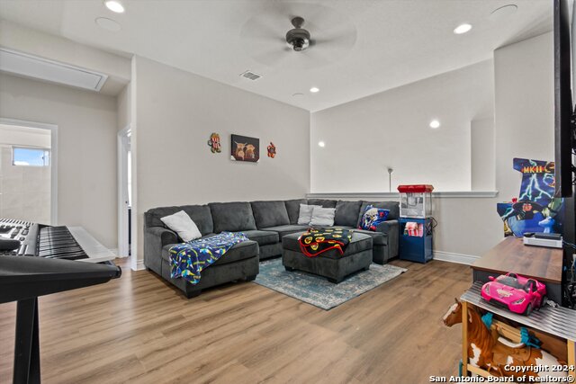 Listing photo id 19 for 423 Bridle Trl