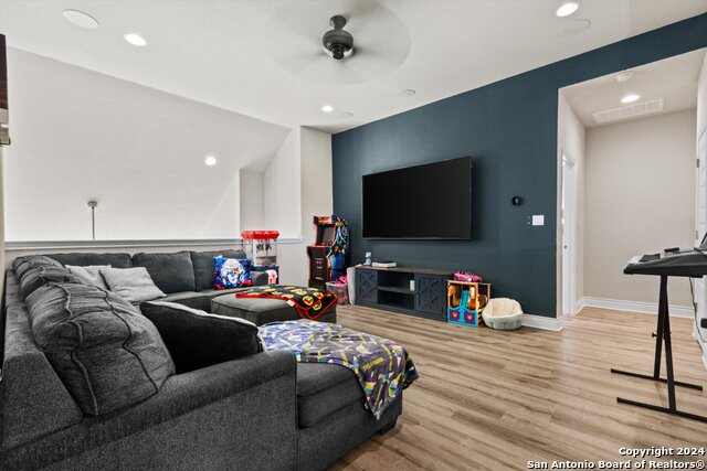 Listing photo id 20 for 423 Bridle Trl