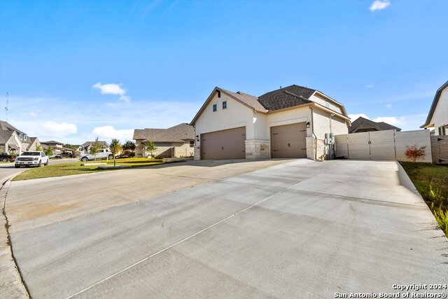Listing photo id 1 for 423 Bridle Trl
