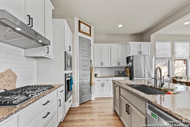 Listing photo id 4 for 423 Bridle Trl