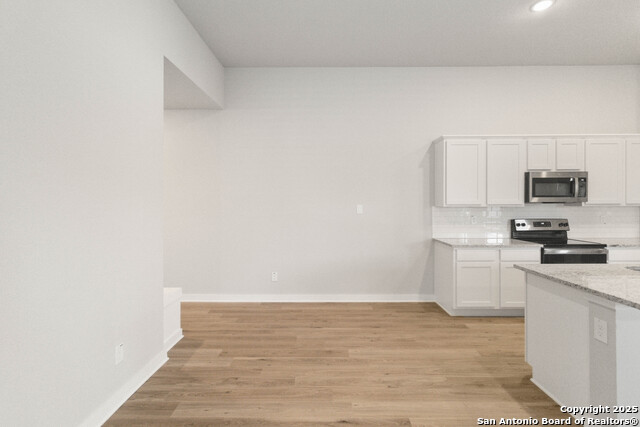Listing photo id 13 for 445 Cross Barn Blvd