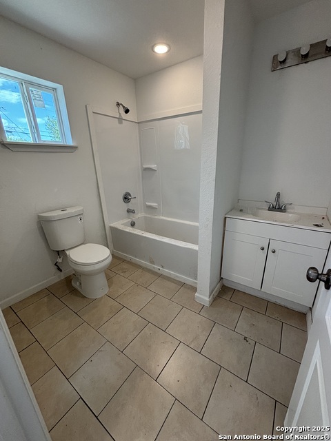 Listing photo id 11 for 3038 Salinas