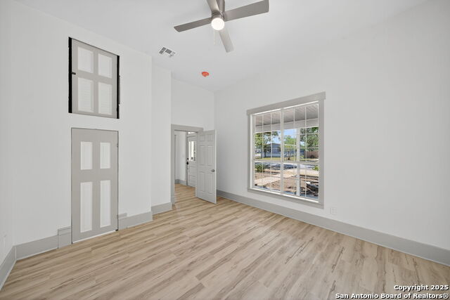 Listing photo id 15 for 904 17th  