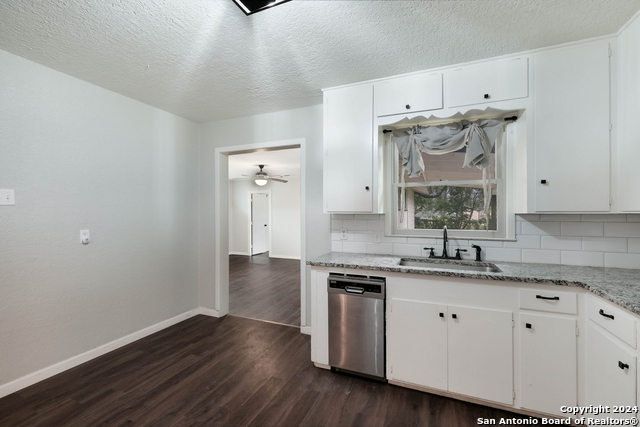Image 12 of 28 For 323 Craigmont Ln