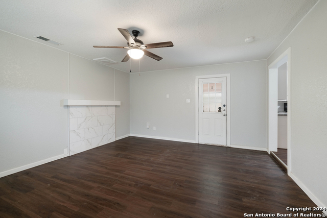 Image 14 of 28 For 323 Craigmont Ln