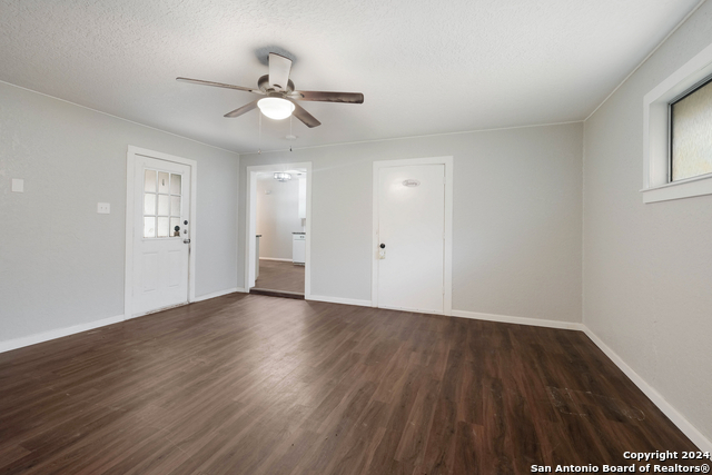 Image 17 of 28 For 323 Craigmont Ln