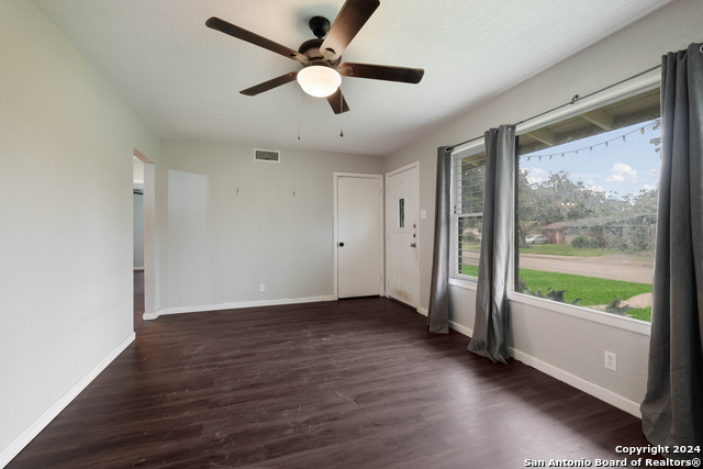 Image 6 of 28 For 323 Craigmont Ln