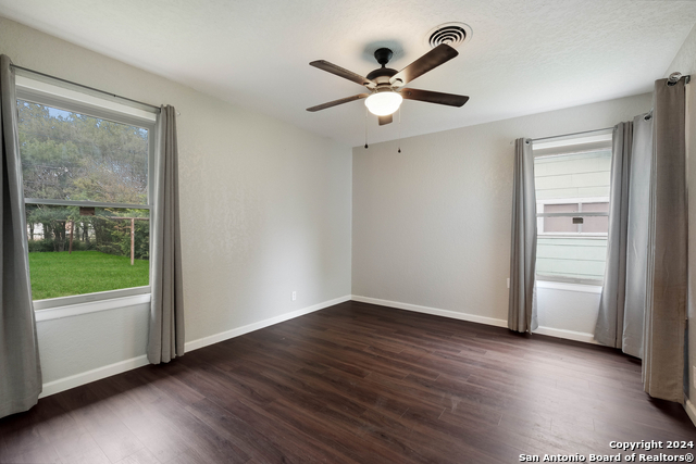 Image 8 of 28 For 323 Craigmont Ln