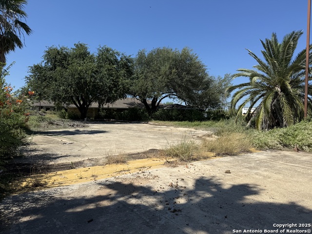 Listing photo id 8 for 17360 S Ih 35