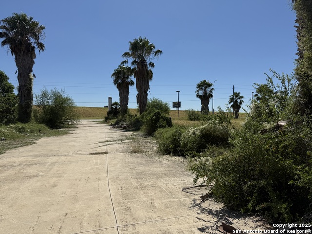 Listing photo id 9 for 17360 S Ih 35