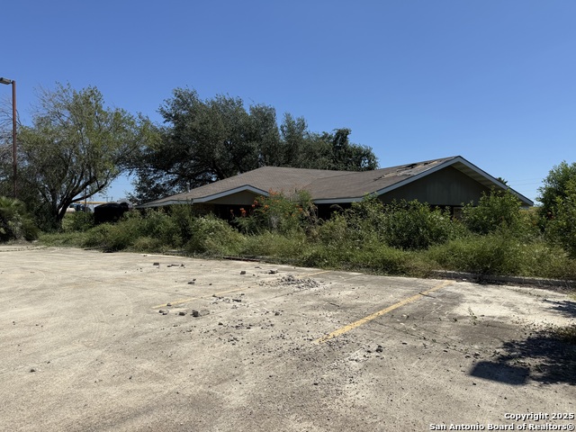 Listing photo id 1 for 17360 S Ih 35