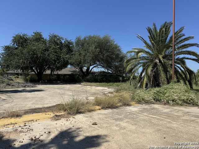 Listing photo id 2 for 17360 S Ih 35