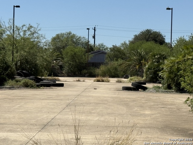 Listing photo id 4 for 17360 S Ih 35