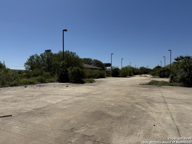 Listing photo id 6 for 17360 S Ih 35