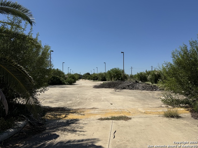 Listing photo id 7 for 17360 S Ih 35