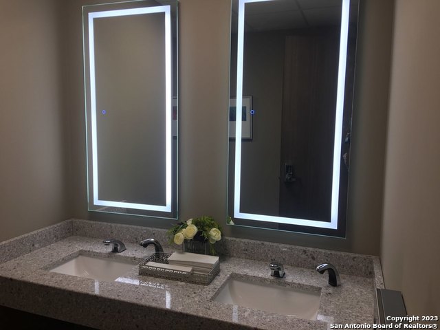Listing photo id 6 for 3700 Fredericksburg 166