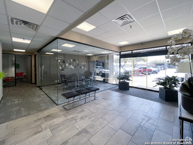 Listing photo id 0 for 3700 Fredericksburg 167