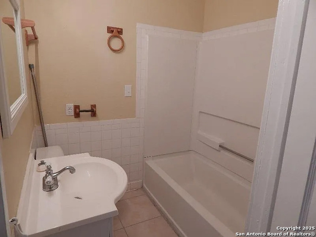 Image 22 of 47 For 124 Mistletoe Ave W