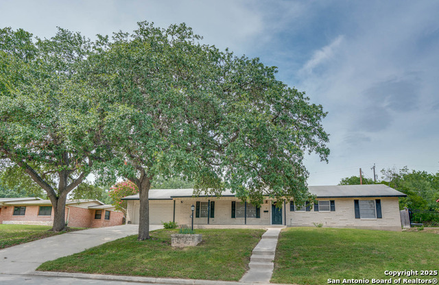 Image 2 of 27 For 211 Woodlake