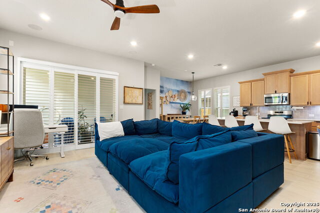 Listing photo id 2 for 874 Casetta  
