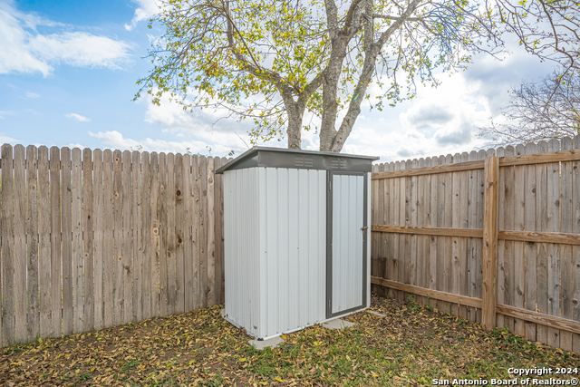 Listing photo id 20 for 8310 Running Horse St