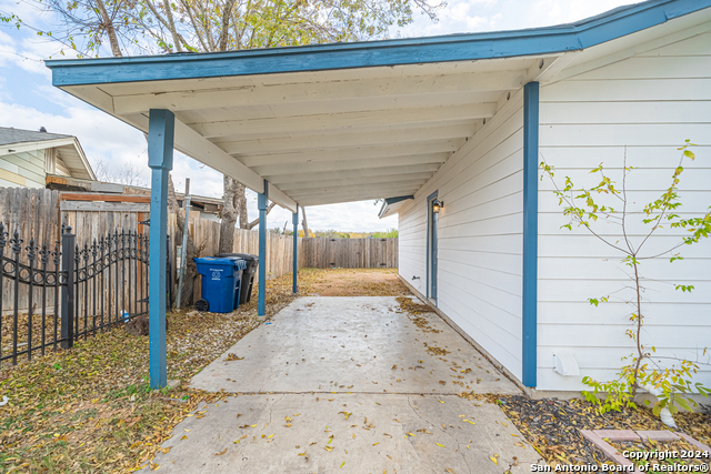 Listing photo id 2 for 8310 Running Horse St