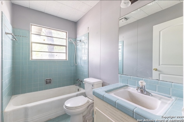 Listing photo id 5 for 350 Hialeah