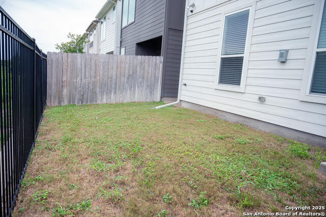 Image 21 of 24 For 8851 Oakland  47