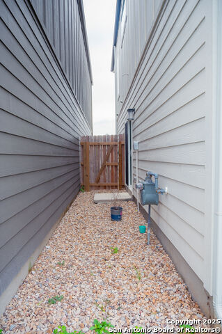 Image 22 of 24 For 8851 Oakland  47