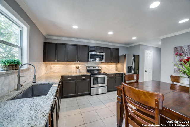 Listing photo id 11 for 10323 Medio Creek