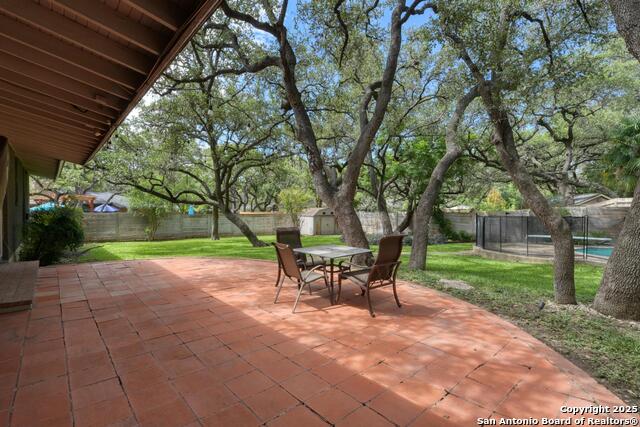 Listing photo id 15 for 8811 Pineridge