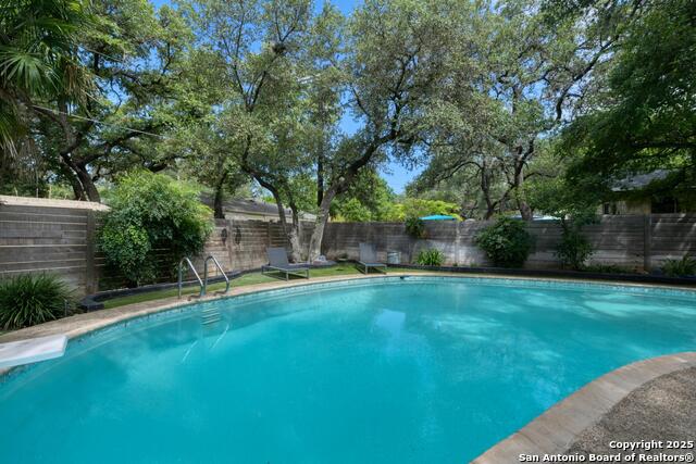 Listing photo id 16 for 8811 Pineridge