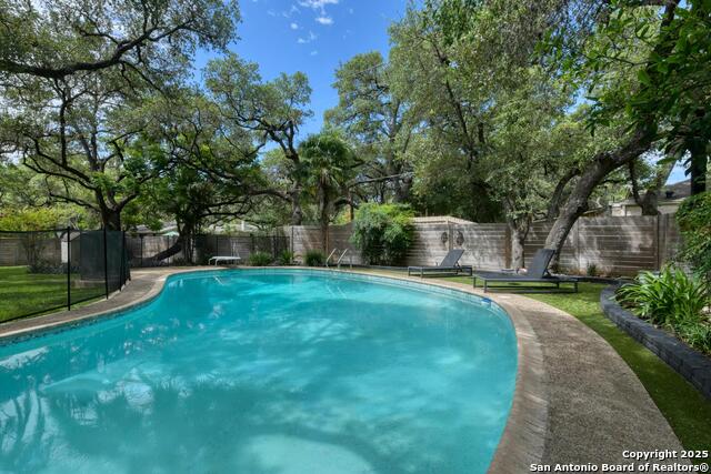 Listing photo id 32 for 8811 Pineridge