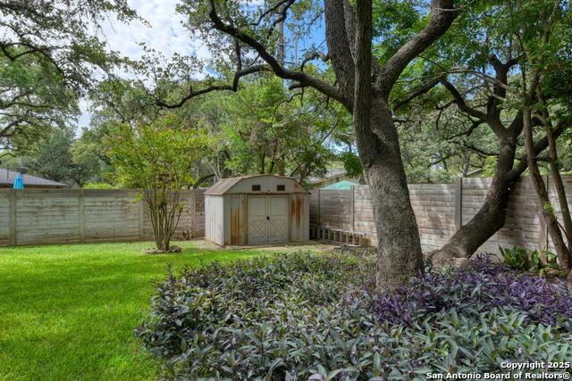 Listing photo id 33 for 8811 Pineridge