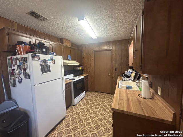 Listing photo id 2 for 206 Redbud A