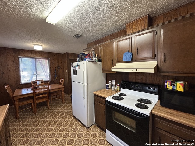 Listing photo id 3 for 206 Redbud A