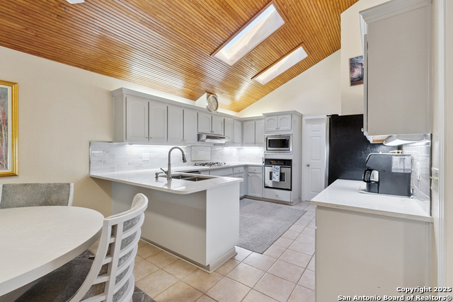 Listing photo id 9 for 3426 River Way