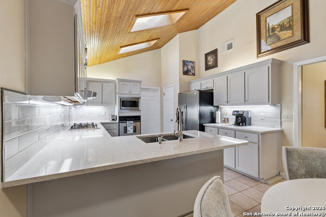 Listing photo id 10 for 3426 River Way