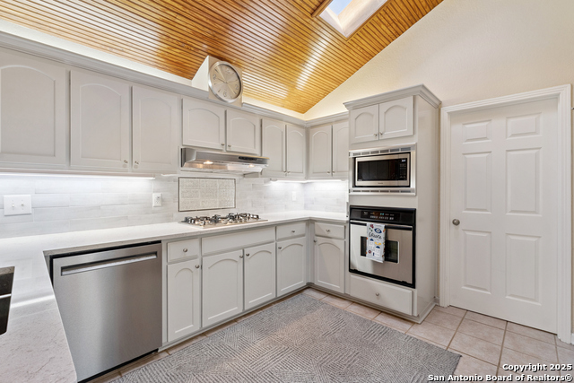 Listing photo id 11 for 3426 River Way