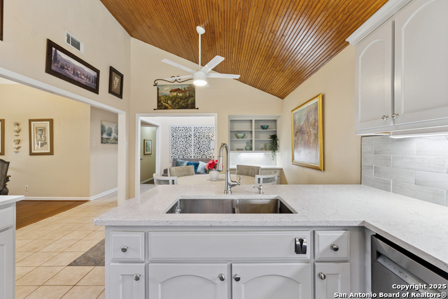 Listing photo id 13 for 3426 River Way