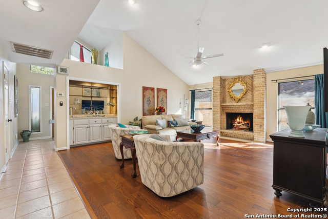 Listing photo id 5 for 3426 River Way