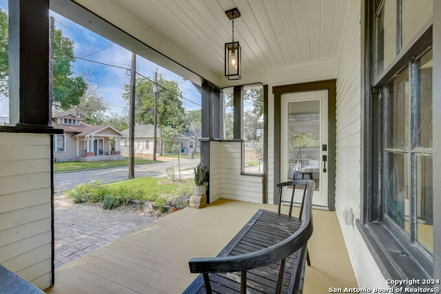 Listing photo id 2 for 137 Panama Ave