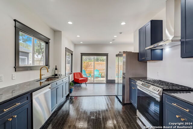 Listing photo id 3 for 137 Panama Ave