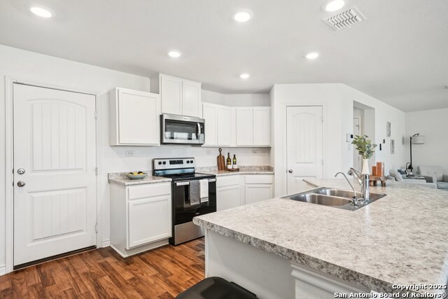 Listing photo id 11 for 3542 Silver Set