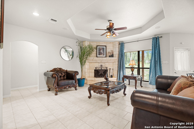 Image 11 of 35 For 205 Oak Hollow Dr