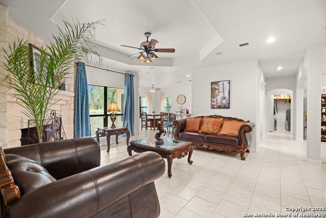 Image 12 of 35 For 205 Oak Hollow Dr