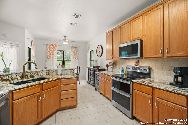 Image 15 of 35 For 205 Oak Hollow Dr