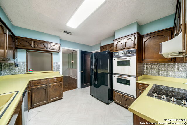 Listing photo id 10 for 8350 Windway