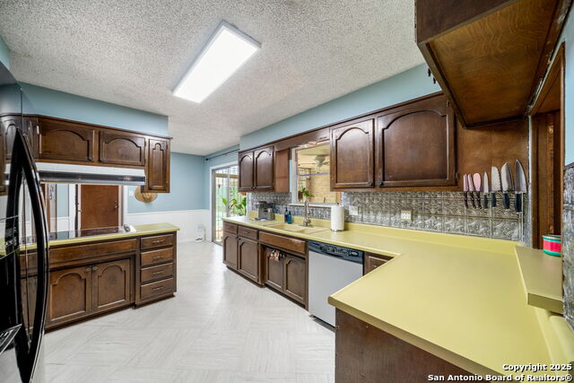 Listing photo id 11 for 8350 Windway